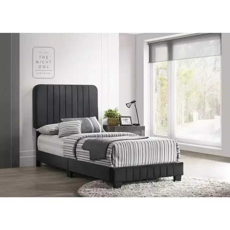 Lit double capitonné Lodi Velvet UpholsteChannel par Passion Furniture