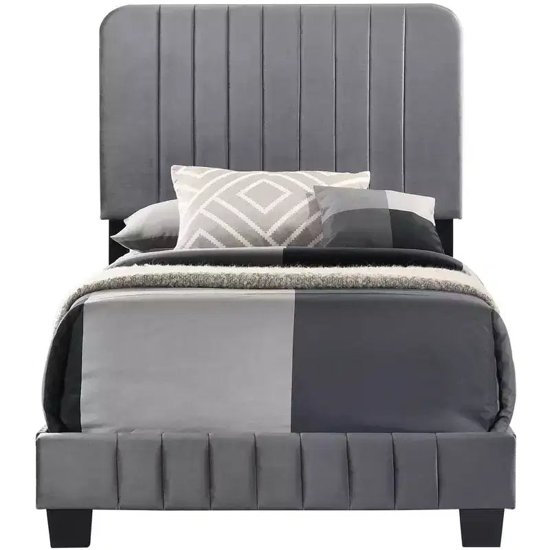 Lit double capitonné Lodi Velvet UpholsteChannel par Passion Furniture