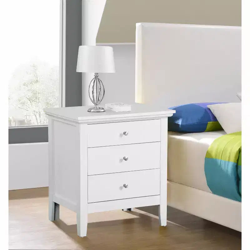 Table de chevet blanche à 3 tiroirs Hammond Passion Furniture (26 po H x 24 po L x 18 po P)