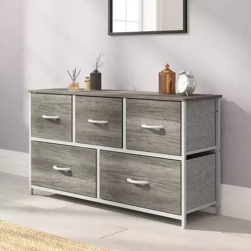 Commode de rangement à 5 tiroirs Emma et Oliver avec cadre en fonte, plateau en bois et tiroirs en tissu à ouverture facile avec poignées en bois