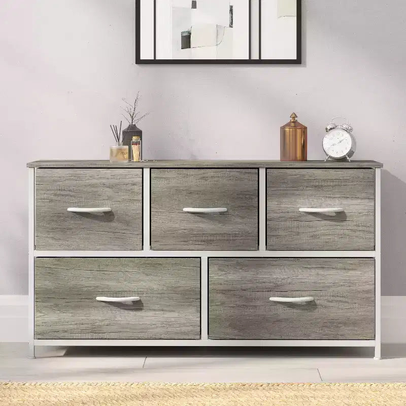 Commode de rangement à 5 tiroirs Emma et Oliver avec cadre en fonte, plateau en bois et tiroirs en tissu à ouverture facile avec poignées en bois