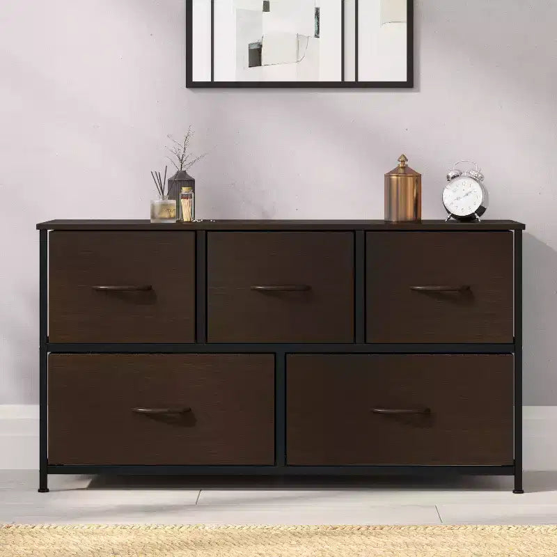Commode de rangement à 5 tiroirs Emma et Oliver avec cadre en fonte, plateau en bois et tiroirs en tissu à ouverture facile avec poignées en bois
