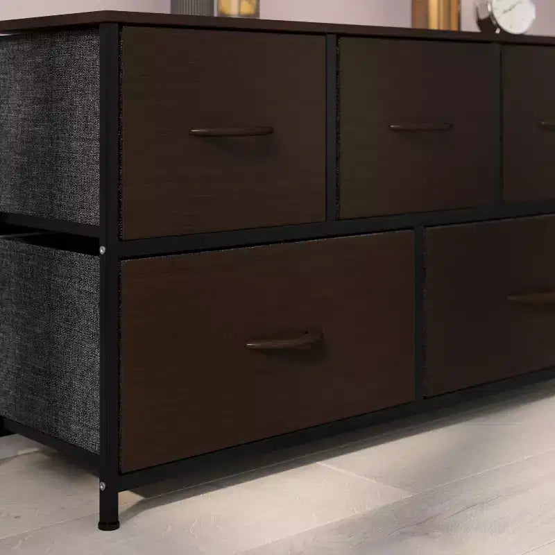 Commode de rangement à 5 tiroirs Emma et Oliver avec cadre en fonte, plateau en bois et tiroirs en tissu à ouverture facile avec poignées en bois