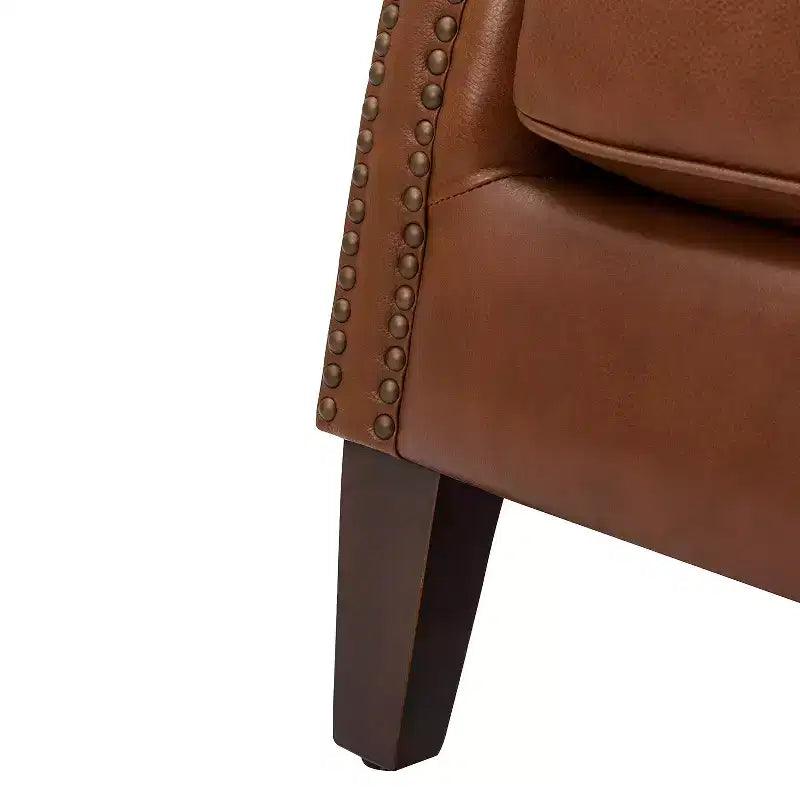 Fauteuil en cuir véritable Valerius avec garniture cloutée et pieds en bois massif | HULALA HOME