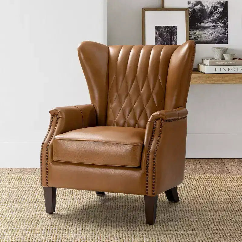 Fauteuil en cuir véritable Valerius avec garniture cloutée et pieds en bois massif | HULALA HOME