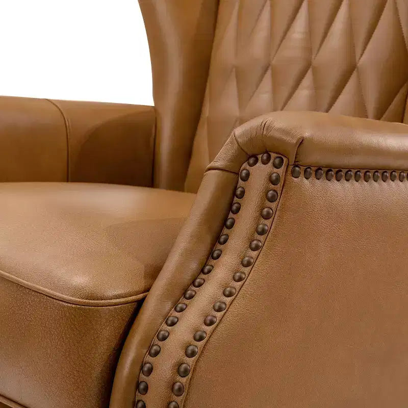 Fauteuil en cuir véritable Valerius avec garniture cloutée et pieds en bois massif | HULALA HOME