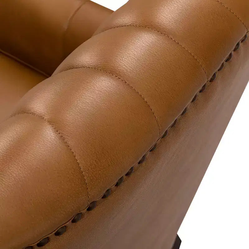 Fauteuil en cuir véritable Valerius avec garniture cloutée et pieds en bois massif | HULALA HOME