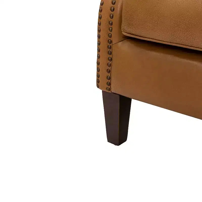 Fauteuil en cuir véritable Valerius avec garniture cloutée et pieds en bois massif | HULALA HOME