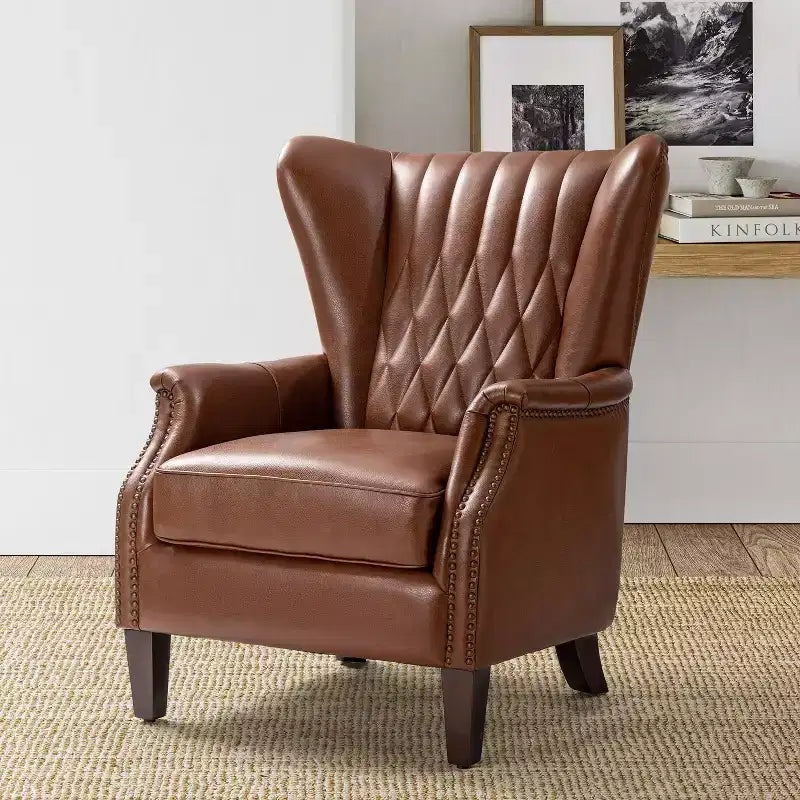 Fauteuil en cuir véritable Valerius avec garniture cloutée et pieds en bois massif | HULALA HOME