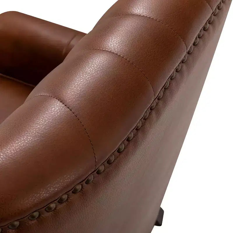 Fauteuil en cuir véritable Valerius avec garniture cloutée et pieds en bois massif | HULALA HOME