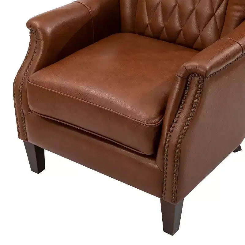 Fauteuil en cuir véritable Valerius avec garniture cloutée et pieds en bois massif | HULALA HOME