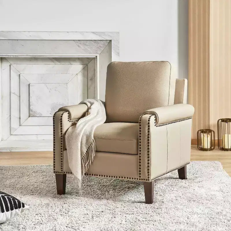 Fauteuil Hellmuth en cuir véritable avec coussin amovible et garnitures cloutées | HULALA HOME