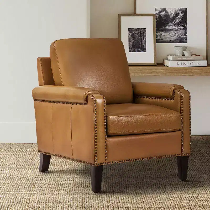 Fauteuil Hellmuth en cuir véritable avec coussin amovible et garnitures cloutées | HULALA HOME