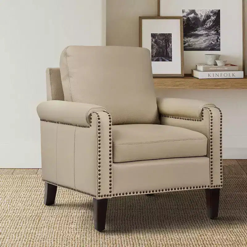 Fauteuil Hellmuth en cuir véritable avec coussin amovible et garnitures cloutées | HULALA HOME