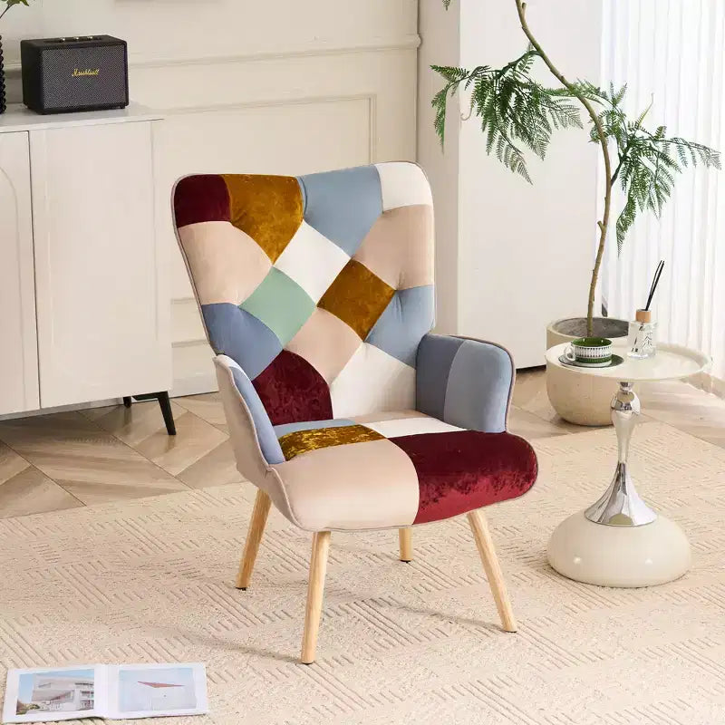 Fauteuil d'appoint à dossier haut capitonné Patchwork FERPIT avec pieds en bois d'hévéa