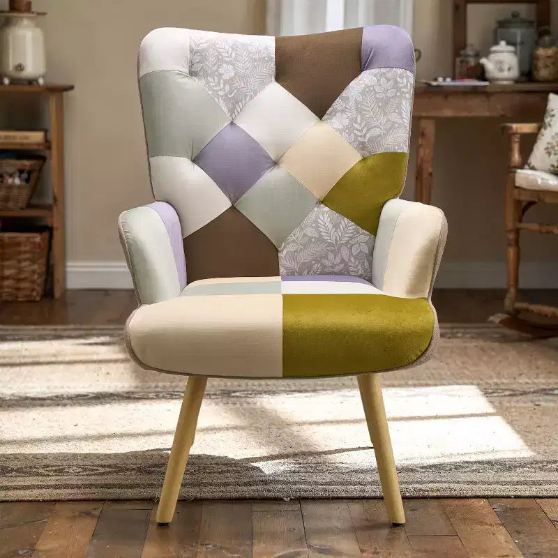 Fauteuil d'appoint à dossier haut capitonné Patchwork FERPIT avec pieds en bois d'hévéa