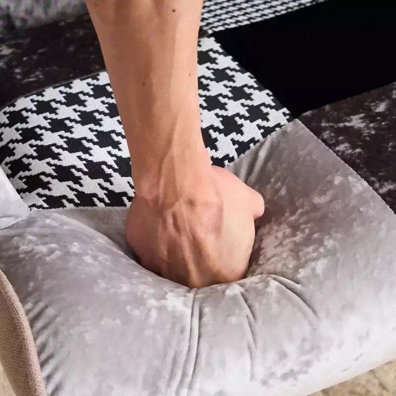Fauteuil d'appoint à dossier haut capitonné Patchwork FERPIT avec pieds en bois d'hévéa