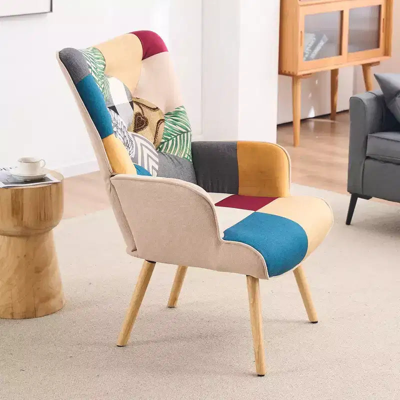 Fauteuil d'appoint à dossier haut capitonné Patchwork FERPIT avec pieds en bois d'hévéa