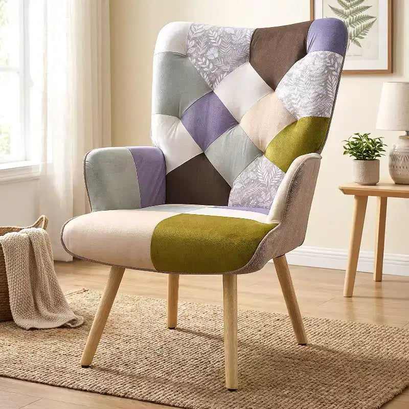 Fauteuil d'appoint à dossier haut capitonné Patchwork FERPIT avec pieds en bois d'hévéa