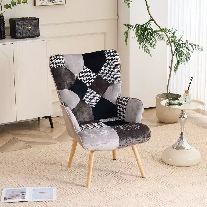 Fauteuil d'appoint à dossier haut capitonné Patchwork FERPIT avec pieds en bois d'hévéa