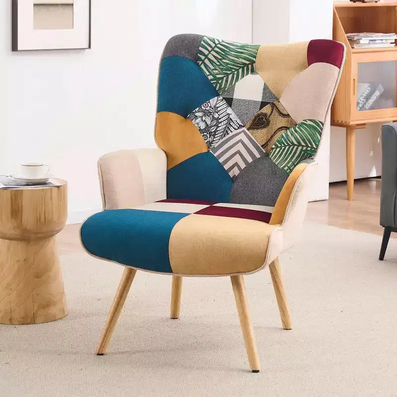 Fauteuil d'appoint à dossier haut capitonné Patchwork FERPIT avec pieds en bois d'hévéa