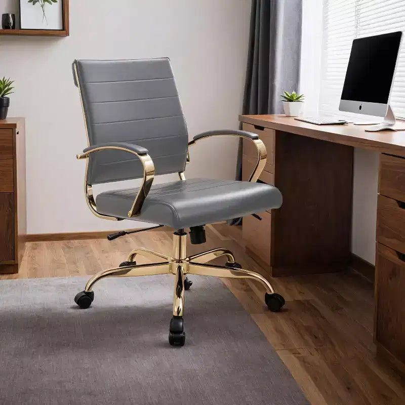 Chaise de bureau en cuir LeisureMod Benmar avec accents dorés, hauteur réglable, base pivotante, design ergonomique pour bureau à domicile, étude ou espace de travail