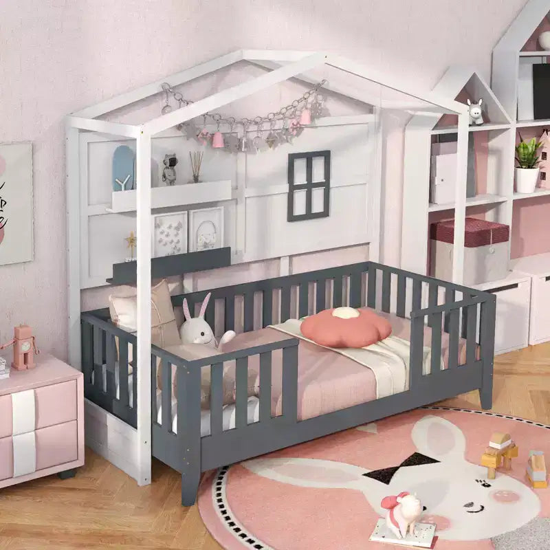 Lit cabane Costway pour enfants taille double avec fenêtre clôturée, lattes en bois et 2 étagères de rangement