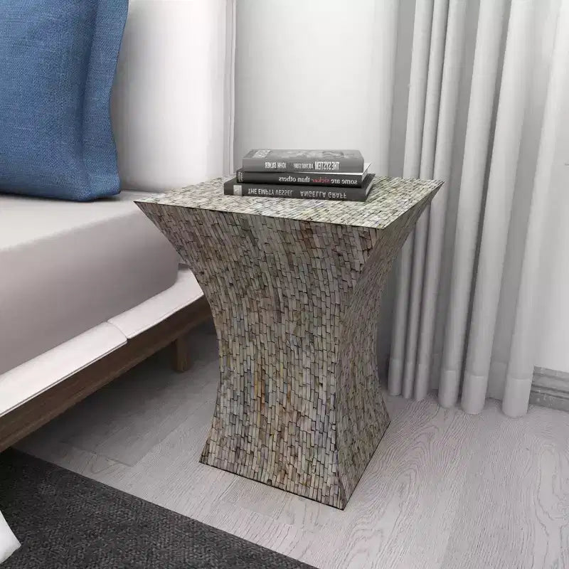 Table d'appoint contemporaine incrustée de coquillages - Olivia & May