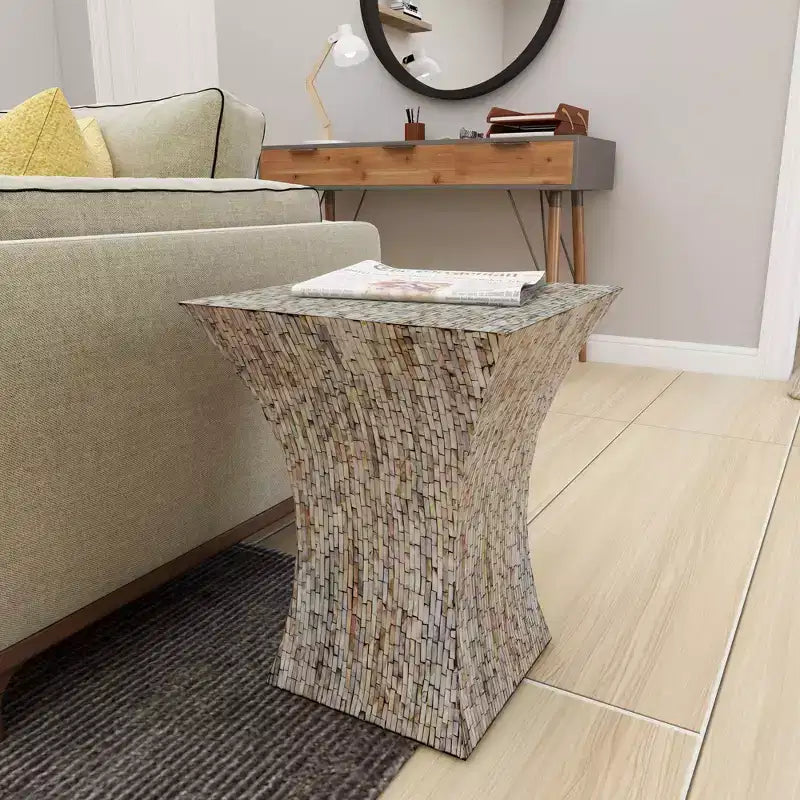 Table d'appoint contemporaine incrustée de coquillages - Olivia & May