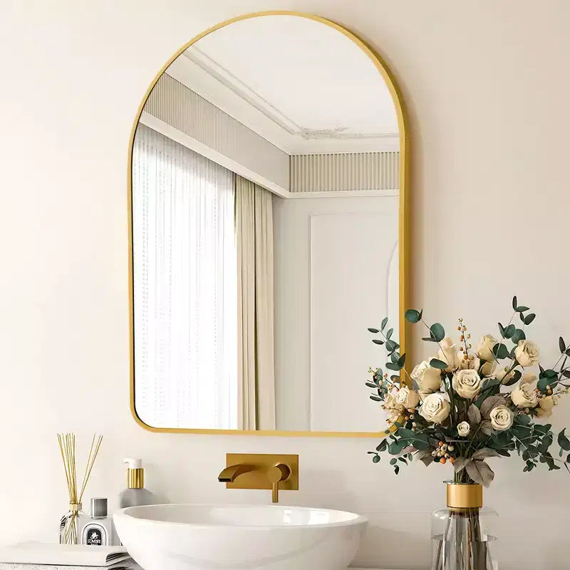 Miroir mural décoratif Dovelina, forme rectangulaire simple et moderne avec bord supérieur arrondi
