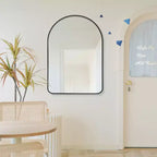 Miroir mural décoratif Dovelina, forme rectangulaire simple et moderne avec bord supérieur arrondi