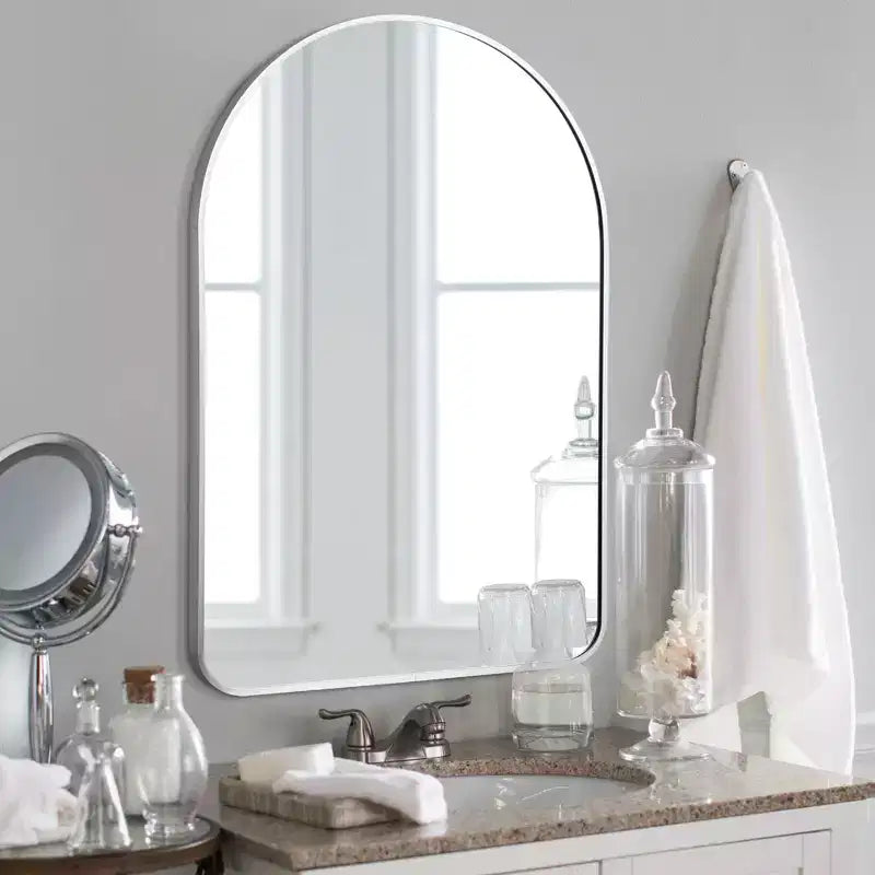 Miroir mural décoratif Dovelina, forme rectangulaire simple et moderne avec bord supérieur arrondi