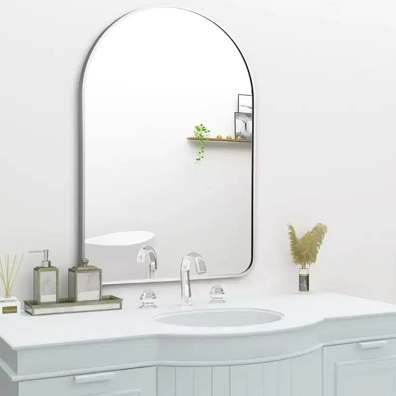 Miroir mural décoratif Dovelina, forme rectangulaire simple et moderne avec bord supérieur arrondi