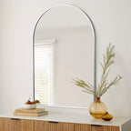 Miroir mural décoratif Dovelina, forme rectangulaire simple et moderne avec bord supérieur arrondi