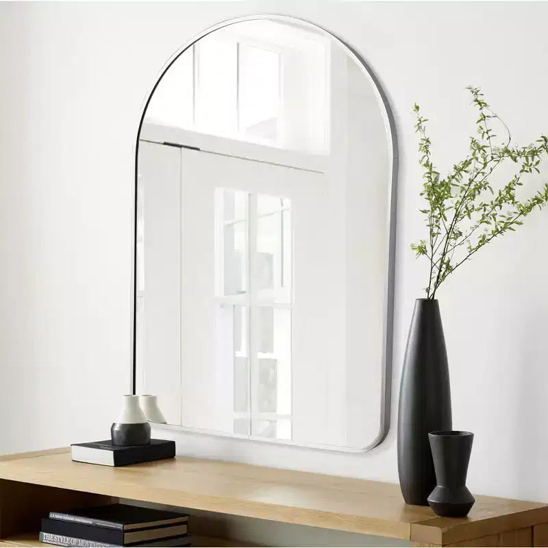 Miroir mural décoratif Dovelina, forme rectangulaire simple et moderne avec bord supérieur arrondi