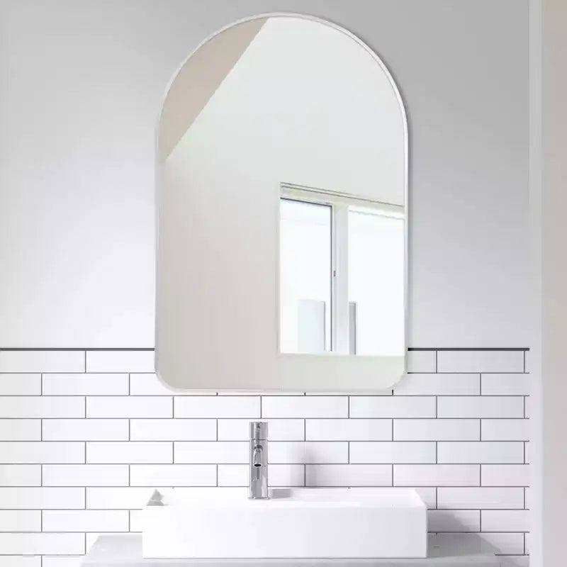 Miroir mural décoratif Dovelina, forme rectangulaire simple et moderne avec bord supérieur arrondi