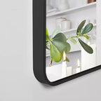 Miroir mural décoratif Dovelina, forme rectangulaire simple et moderne avec bord supérieur arrondi