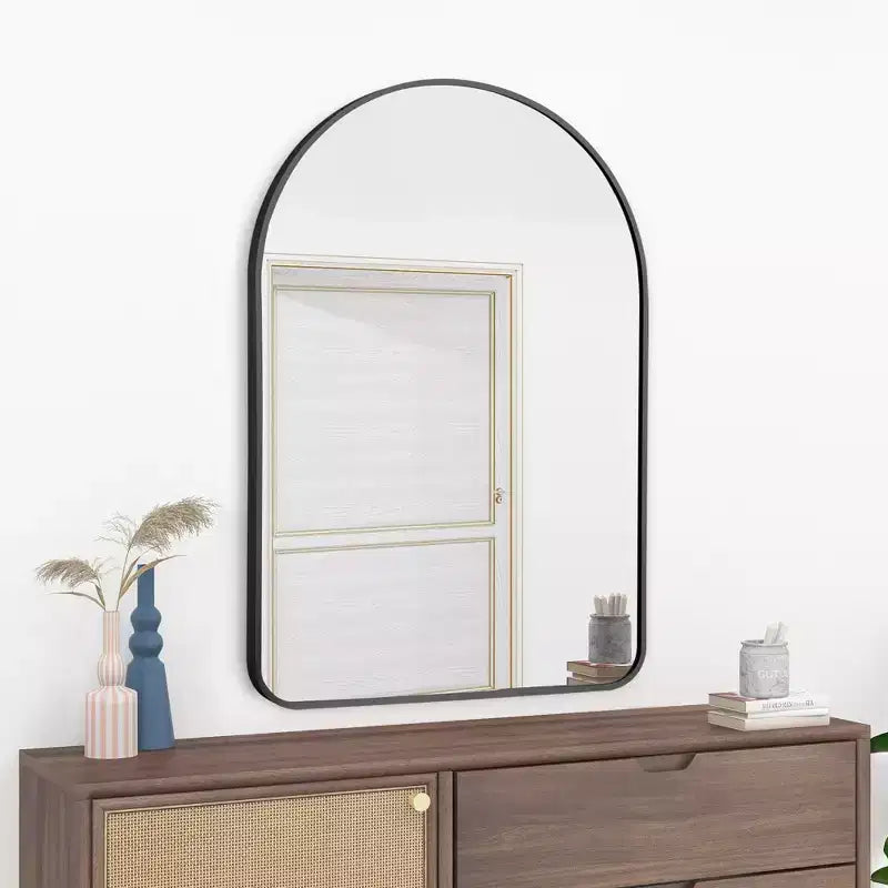 Miroir mural décoratif Dovelina, forme rectangulaire simple et moderne avec bord supérieur arrondi