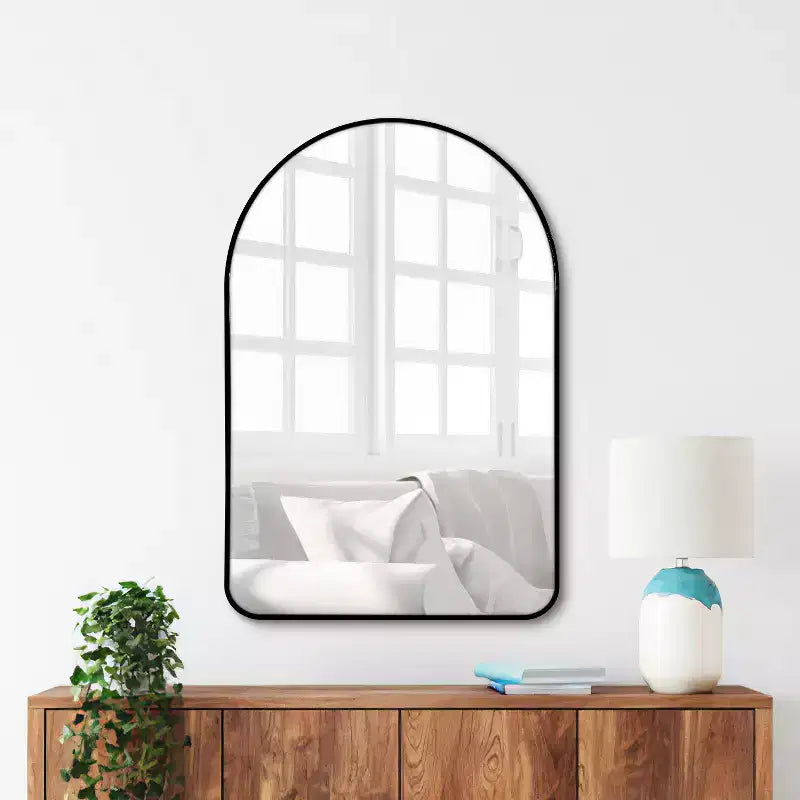 Miroir mural décoratif Dovelina, forme rectangulaire simple et moderne avec bord supérieur arrondi