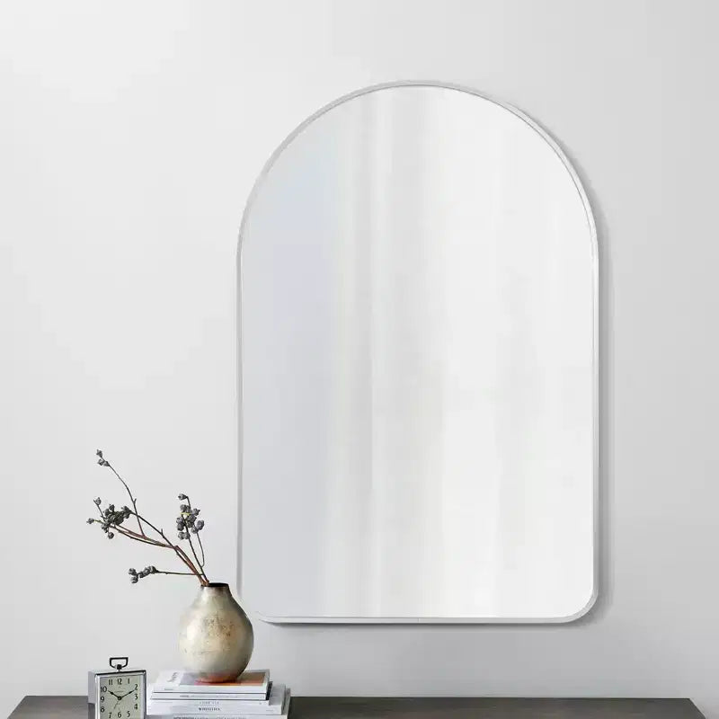 Miroir mural décoratif Dovelina, forme rectangulaire simple et moderne avec bord supérieur arrondi