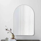 Miroir mural décoratif Dovelina, forme rectangulaire simple et moderne avec bord supérieur arrondi