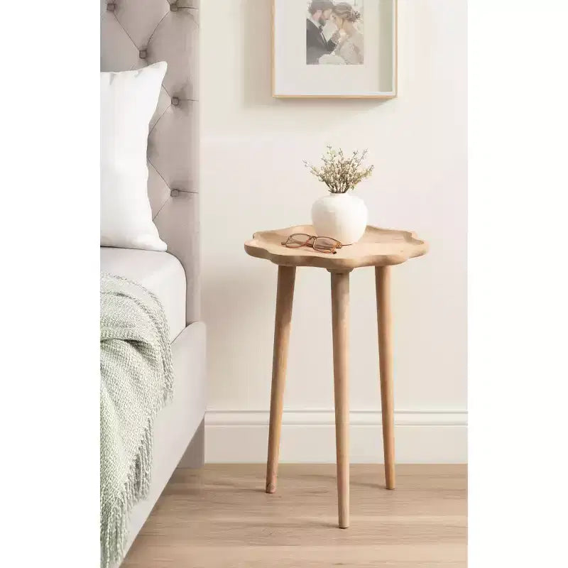 Table d'appoint en bois à bords festonnés Kate and Laurel Alezar