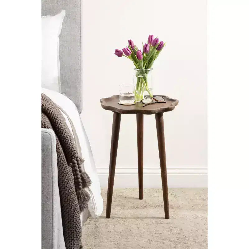 Table d'appoint en bois à bords festonnés Kate and Laurel Alezar