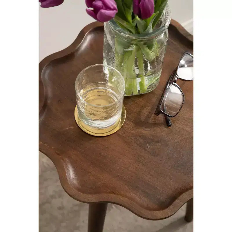 Table d'appoint en bois à bords festonnés Kate and Laurel Alezar