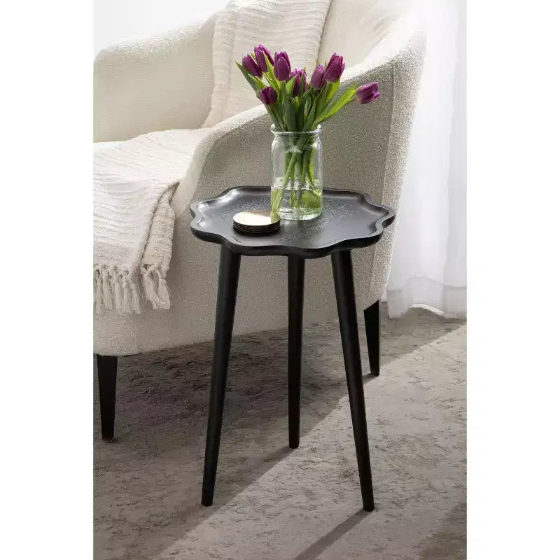 Table d'appoint en bois à bords festonnés Kate and Laurel Alezar