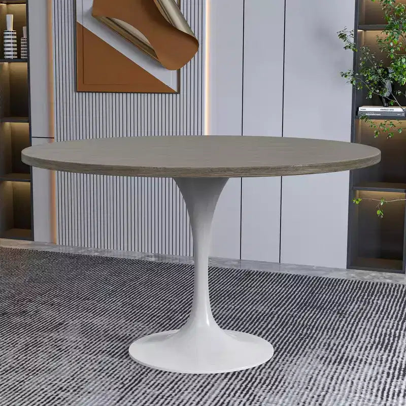 Table moderne LeisureMod Verve du milieu du siècle avec plateau rond de 48 po en MDF et base piédestal en acier blanc pour cuisine et salle à manger, en érable foncé