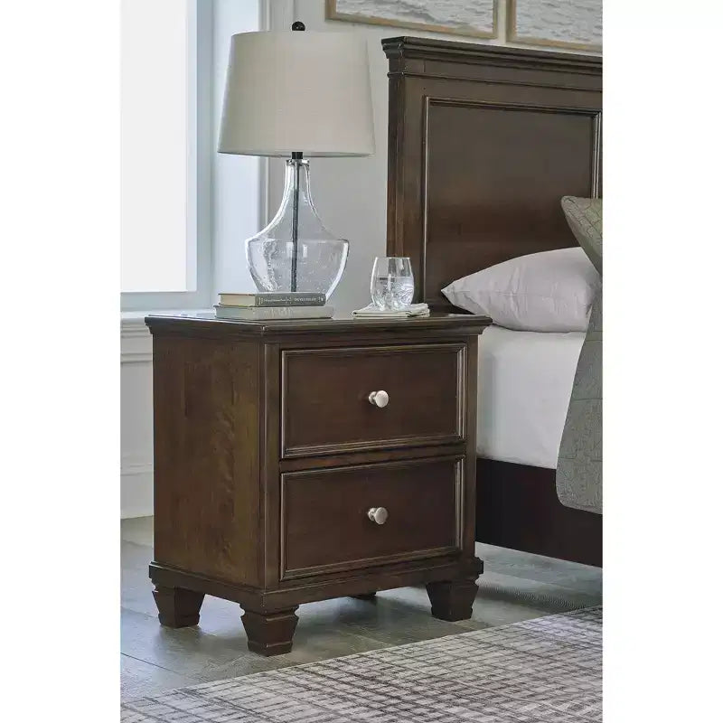 Table de chevet classique à 2 tiroirs Danabrin de Signature Design by Ashley pour chambre à coucher, brun foncé