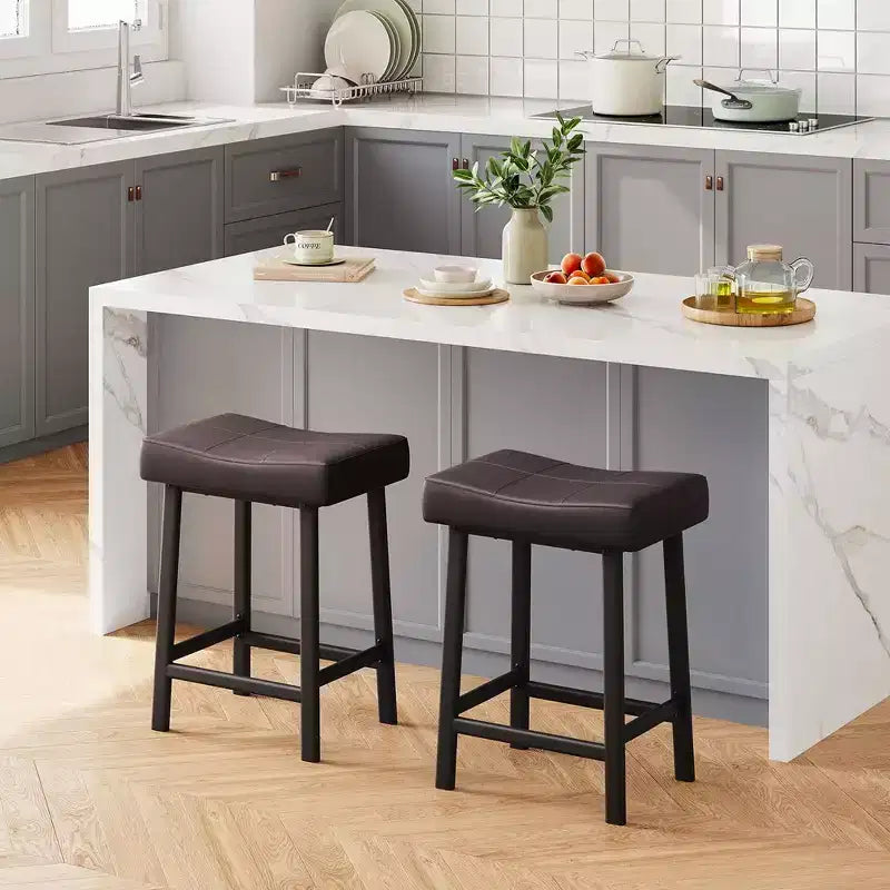 Whizmax Lot de 2 tabourets de bar sans dossier de 24 pouces, tabourets de bar rembourrés à hauteur de comptoir avec surface incurvée, pieds et repose-pieds en métal