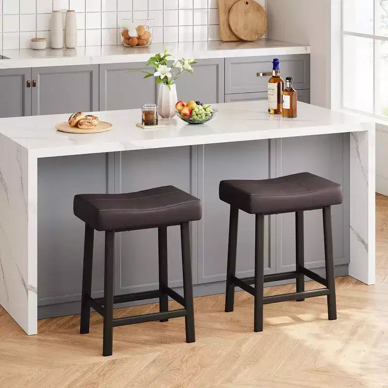 Whizmax Lot de 2 tabourets de bar sans dossier de 24 pouces, tabourets de bar rembourrés à hauteur de comptoir avec surface incurvée, pieds et repose-pieds en métal