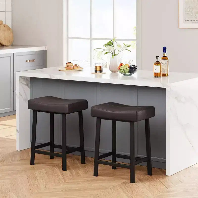 Whizmax Lot de 2 tabourets de bar sans dossier de 24 pouces, tabourets de bar rembourrés à hauteur de comptoir avec surface incurvée, pieds et repose-pieds en métal